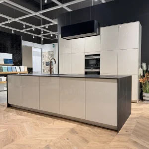 HABITAMI_RAFFAELE_SHOWROOM_CUCINA_CREMA_LUCIDA